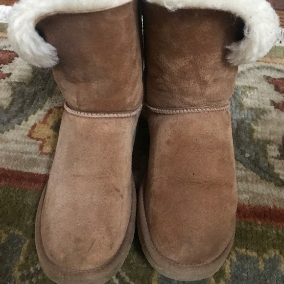 Chestnut short Uggs with button - Picture 2 of 6